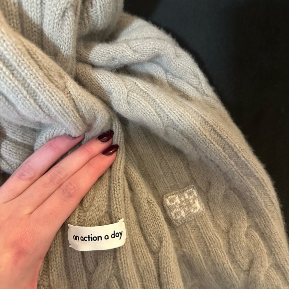 An action a day cable knit sage green sweater - Picture 3 of 4